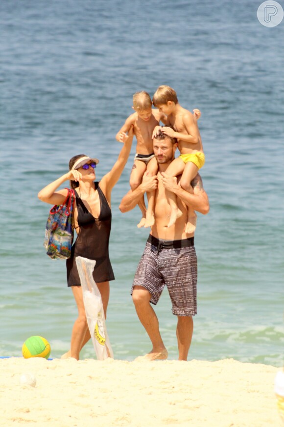 Adeptos de um estilo de vida natural, Fernanda Lima e Rodrigo Hilbert são vistos constantemente na praia com os filhos