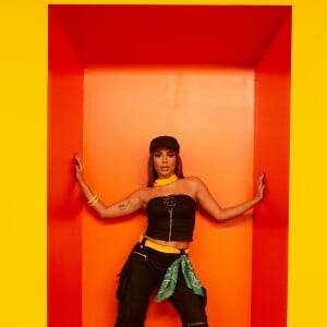 Look street de Anitta all jeans no clipe de 'Terremoto', com lenço amarelo amarrado na cintura como cinto