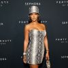 Rihanna: Vestido metalizado em animal print de cobra e chapéu combinando típico dos anos 2000
