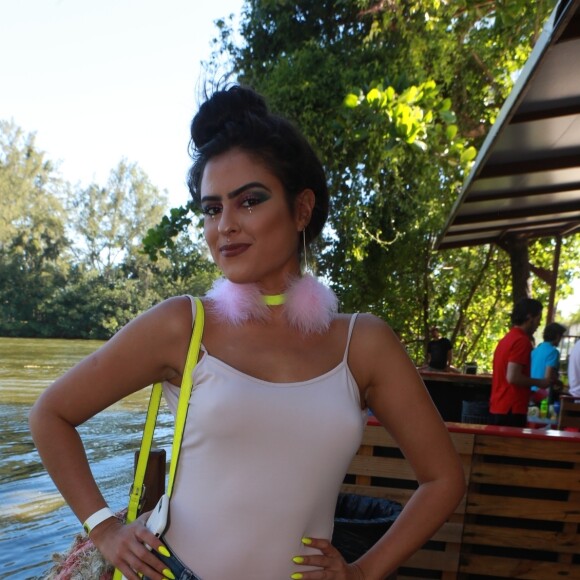 Ex-BBB Hana Khalil prestigia feijoada de Preta Gil