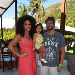 Juliana Alves prestigia feijoada de Preta Gil com marido e filha, no Rio de Janeiro