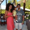 Juliana Alves posa com simpatia para foto ao lado do marido e da filha, na feijoada de Preta Gil
