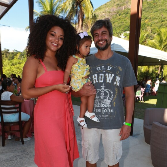 Juliana Alves posa com simpatia para foto ao lado do marido e da filha, na feijoada de Preta Gil