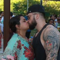 Preta Gil e o marido trocam beijos em feijoada com presença de famosos