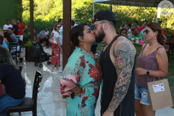 Preta Gil beija o marido, Rodrigo Godoy, em sua feijoada, no Rio de Janeiro, em 9 de março de 2019