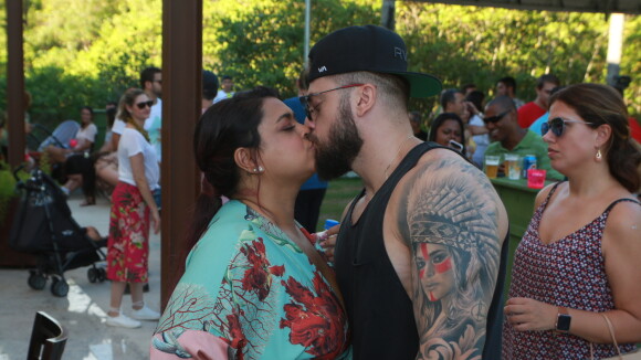 Preta Gil e o marido trocam beijos em feijoada com presença de famosos