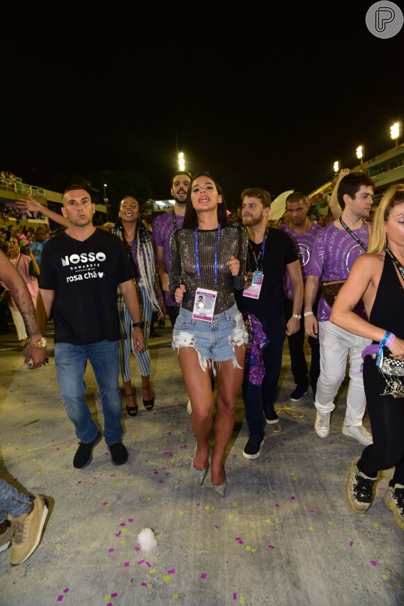 Bruna Marquezine se divertiu na Avenida no carnaval do Rio de Janeiro neste sábado, 9 de março de 2019