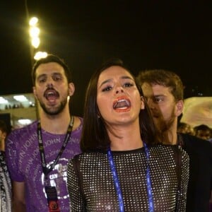 Bruna Marquezine apostou em look transparente para curtir último dia de Carnaval na Sapucaí