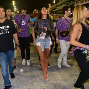 Bruna Marquezine cantou o samba-enredo da Mangueira na Avenida