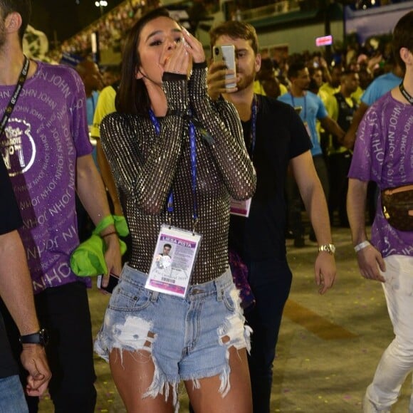 Bruna Marquezine se emocionou durante o desfile da Mangueira na Avenida no carnaval do Rio de Janeiro neste sábado, 9 de março de 2019