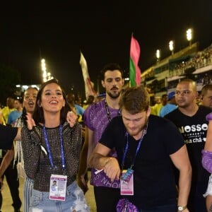 Bruna Marquezine bateu palmas na Avenida no carnaval do Rio de Janeiro neste sábado, 9 de março de 2019