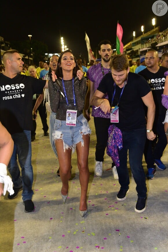 Bruna Marquezine bateu palmas na Avenida no carnaval do Rio de Janeiro neste sábado, 9 de março de 2019