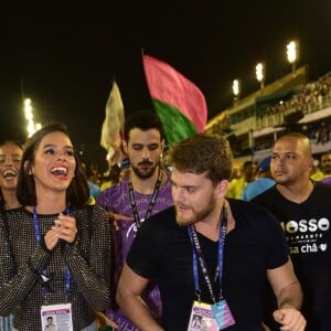 Bruna Marquezine curtiu o desfile da Mangueira na Avenida no carnaval do Rio de Janeiro neste sábado, 9 de março de 2019