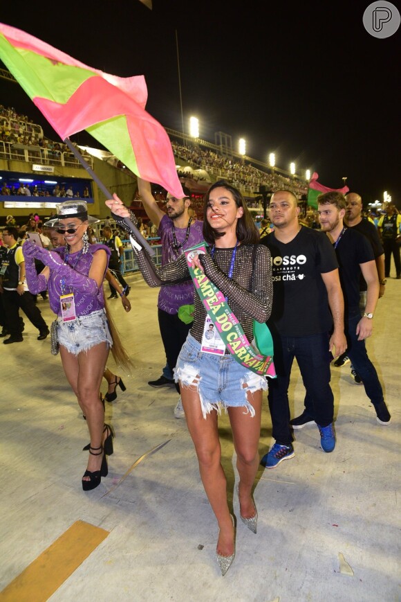 Bruna Marquezine cantou o enredo e segue Mangueira na Avenida no carnaval do Rio