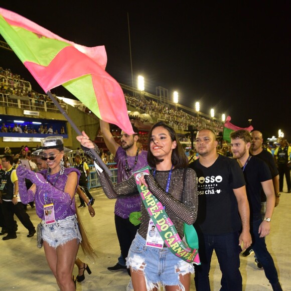 Bruna Marquezine cantou o enredo e segue Mangueira na Avenida no carnaval do Rio