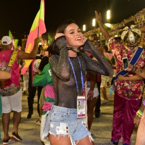 Bruna Marquezine prestigiou a Mangueira na Avenida no carnaval do Rio de Janeiro