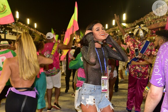Bruna Marquezine prestigiou a Mangueira na Avenida no carnaval do Rio de Janeiro
