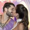 Alok e a mulher, a médica Romana Novais trocaram beijo em camarote da Marquês de Sapucaí no último sábado, 9 de março de 2019