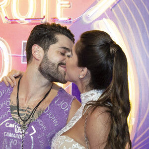 Alok e a mulher, a médica Romana Novais trocaram beijo em camarote da Marquês de Sapucaí no último sábado, 9 de março de 2019
