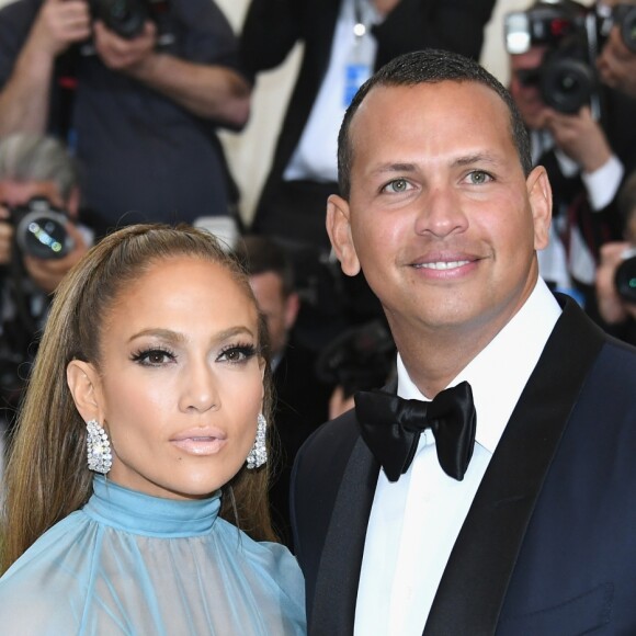Jennifer Lopez anunciou o noivado com Alex Rodriguez no sábado (09)