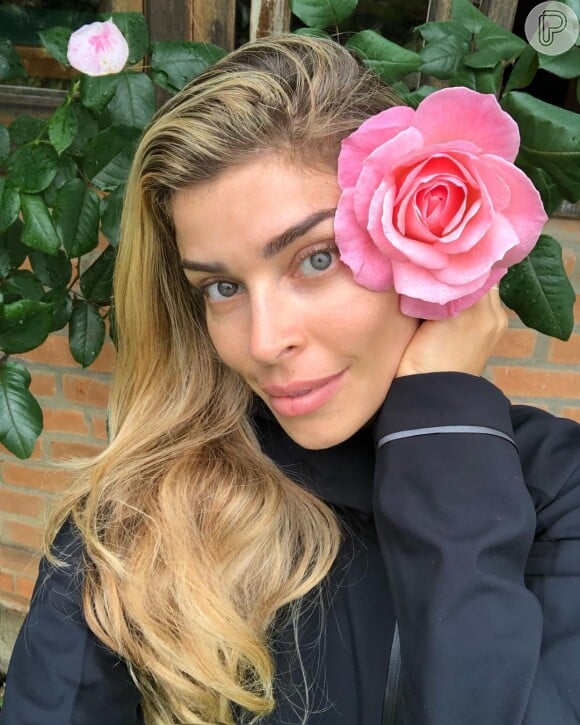 Grazi Massafera postou uma selfie ao lado de uma flor e sem maquiagem nesta segunda-feira, 11 de março de 2019