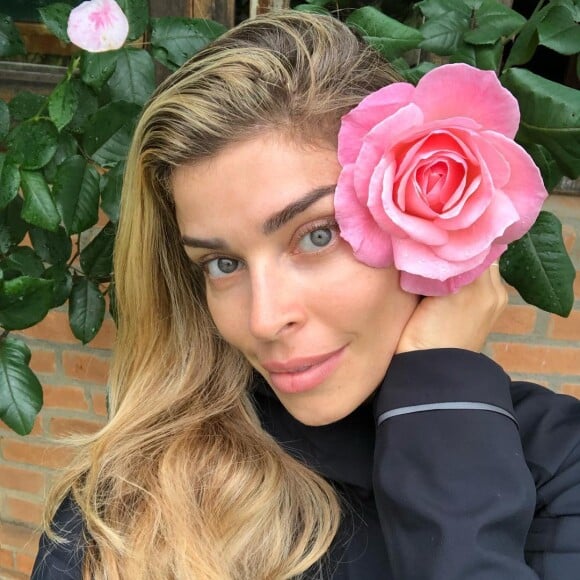 Grazi Massafera postou uma selfie ao lado de uma flor e sem maquiagem nesta segunda-feira, 11 de março de 2019