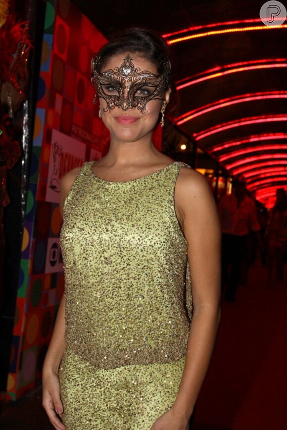 Paloma Bernardi chega mascarada ao baile