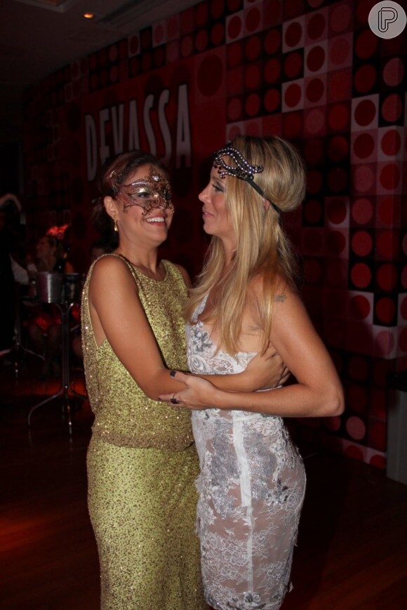 Danielle Winits e Paloma Bernardi se abraçam no baile de Carnaval