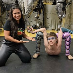 Simone conhece contorcionista do Cirque du Soleil em Orlando, nos Estados Unidos