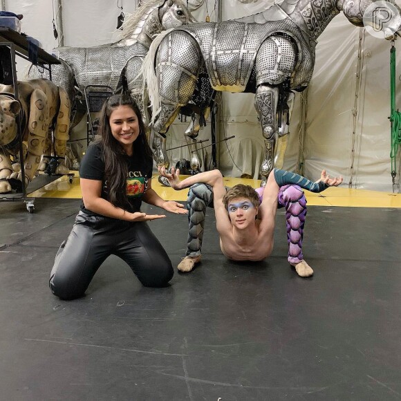 Simone conhece contorcionista do Cirque du Soleil em Orlando, nos Estados Unidos