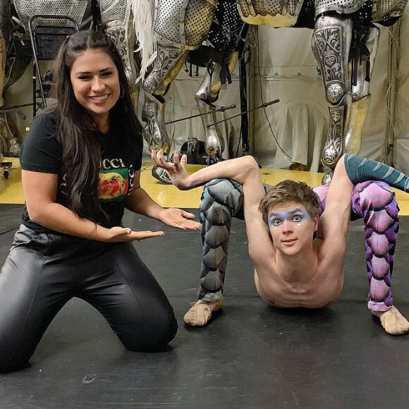 Simone conhece contorcionista do Cirque du Soleil em Orlando, nos Estados Unidos