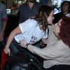 Leandra Leal cumprimenta Beth Carvalho durante exibição do filme 'O Fim de uma Era'