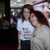 Leandra Leal posa com Beth Carvalho na exibição do filme 'O Fim de uma Era'