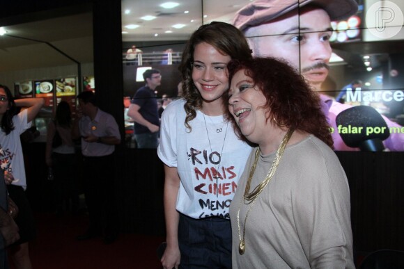 Leandra Leal posa com Beth Carvalho na exibição do filme 'O Fim de uma Era'