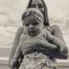 Filha de Sabrina Sato, Zoe combinou body estampado com faixa de cabelo em foto com a mãe nesta quarta-feira, 14 de março de 2019
