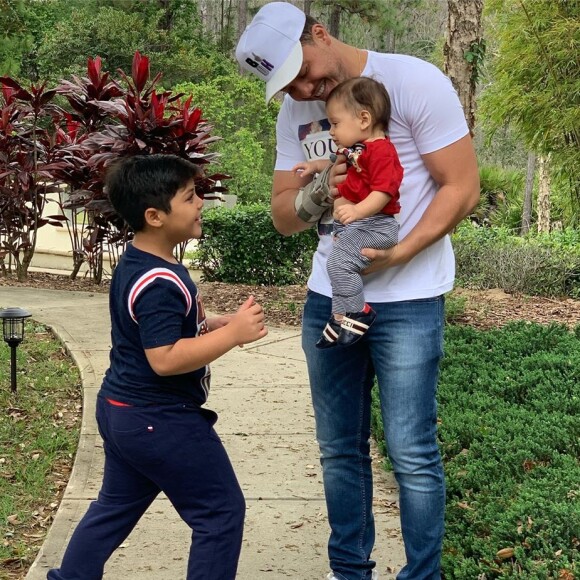 Wesley Safadão se divertiu com filhos, Dom e Yhudy, em viagem