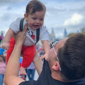 Wesley Safadão exibiu foto com filho caçula em viagem de férias