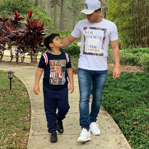 Wesley Safadão posou com filho mais velho, Yhudy, em viagem