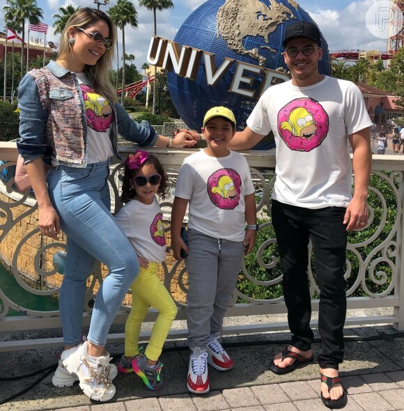 Wesley Safadão combinou roupa com filhos, Yhudy, Ysis e Dom, e a mulher, Thyane Dantas, nesta sexta-feira, 15 de março de 2019