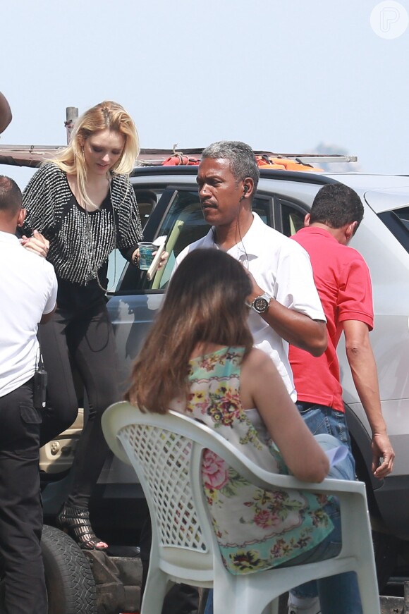 Isabelle Drummond recebe ajuda para sair do carro durante gravação da novela 'Geração Brasil'