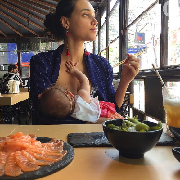 Débora Nascimento recordou em foto gravidez da filha, Bella. Na imagem, a atriz aparece sem camisa e com os braços sobre os seios: 'Dentro de mim, ela tinha 2 meses'