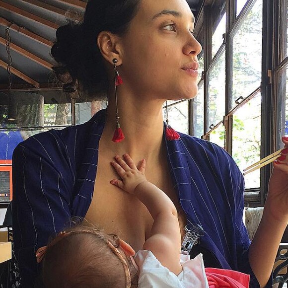 Débora Nascimento recordou em foto gravidez da filha, Bella. Na imagem, a atriz aparece sem camisa e com os braços sobre os seios: 'Dentro de mim, ela tinha 2 meses'