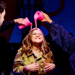 Em seu programa de estreia, Maisa Silva levou um banho de slime de Fernanda Souza e Matheus Ceará