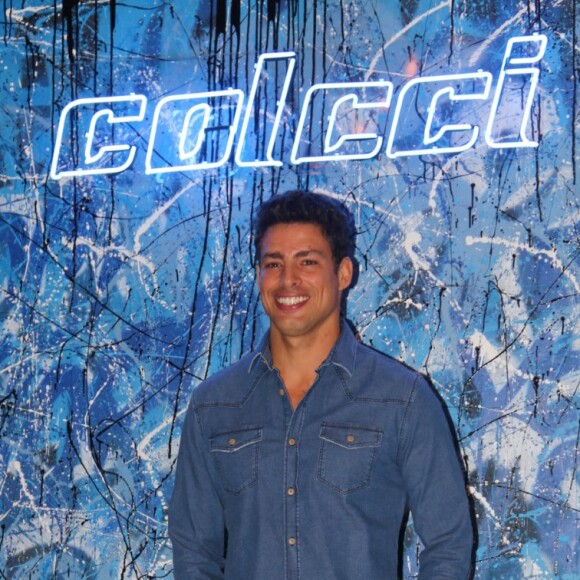 Cauã Reymond posa com simpatia para fotos em evento da marca Colcci