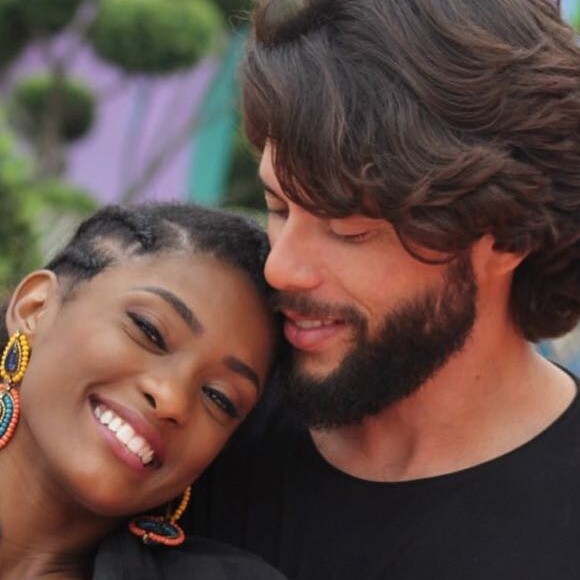 Erika Januza e o namorado, Victor Evangelista, estão viajando pelos EUA