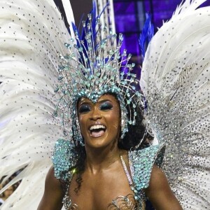 Erika Januza destacou paciência do namorado, Victor Evangelista, durante o carnaval quando ela desfilou na Vai-Vai e na Grande Rio: 'Estava paciente. Tadinho quase não me viu, só me viu por foto'