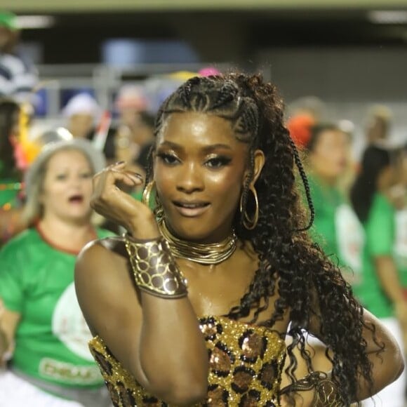 Erika Januza precisou ajustar a fantasia após perder peso: 'Ensaiei muito'