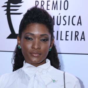 Erika Januza e o namorado, Victor Evangelista, se conheceram em voo