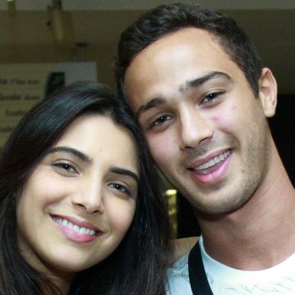 Namorados, Rayssa Bratillieri e André Luiz Frambach foram ao teatro nesta segunda-feira, 18 de março de 2019