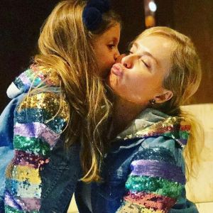 Angélica se diverte com a filha, Eva, em salão paulistano nesta terça-feira, 20 de março de 2019